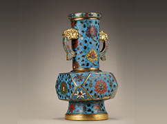 明十五世纪早期 铜胎掐丝珐琅缠枝莲纹兽耳倭角瓶