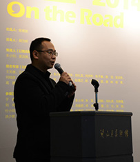 展览现场-深圳市关山月美术馆副馆长颜为昕在开幕式上讲话