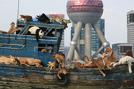 蔡国强《九级浪》个展载有99只仿真动物的轮船